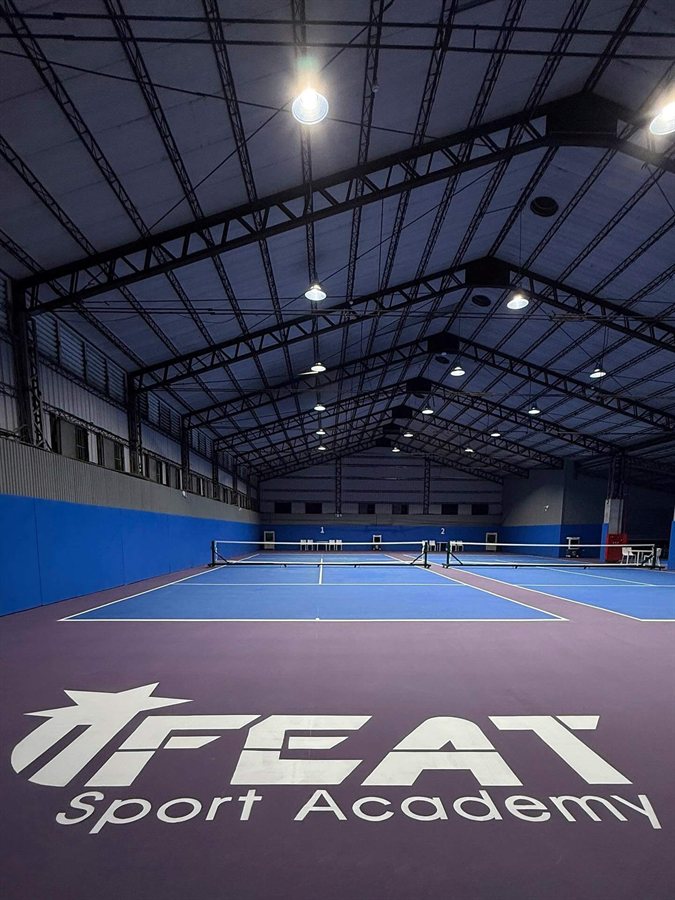 Feat Sport Academy 室內網球訓練場的球場照片